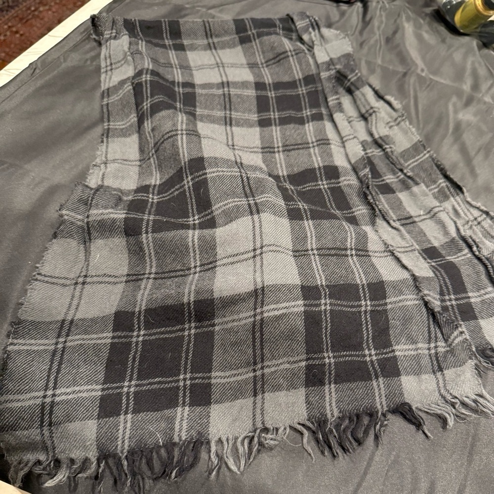 Lochcarron of Scotland Plaid Black and Gray Scarf Light Weight New Wool